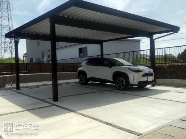 メインで使われるスペースに、丈夫な折板屋根カーポートを施工。雨や強風、雪からお車を守ってくれます。