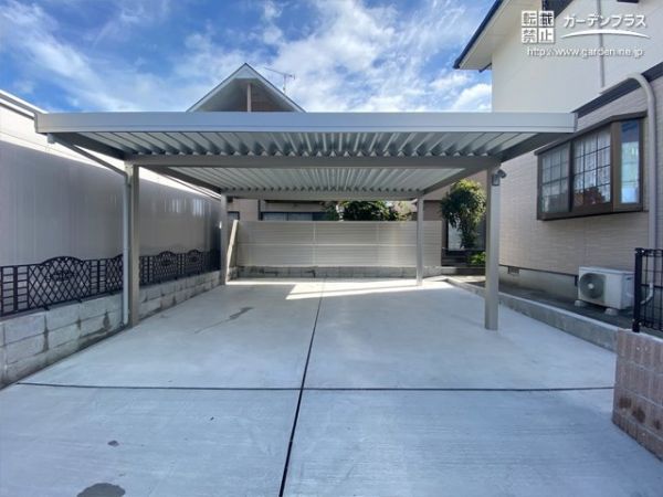 折板屋根カーポートを施工。台風のような強い雨風からもしっかりお車を守ることができるようになりました。