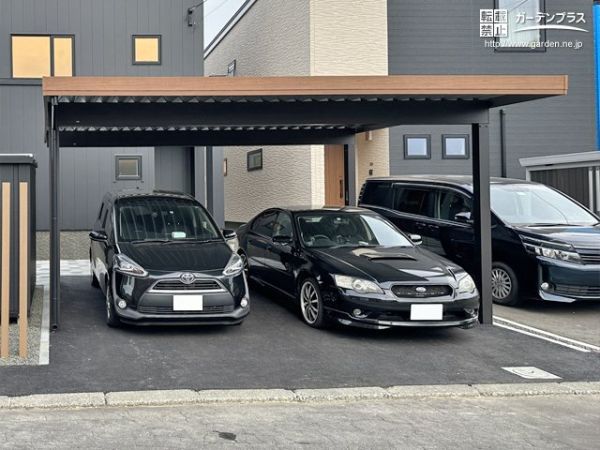 スチール折板屋根の頑丈なカーポートを設置。オプションで屋根の側面を木目調にすることで、無骨なイメージが刷新されました。