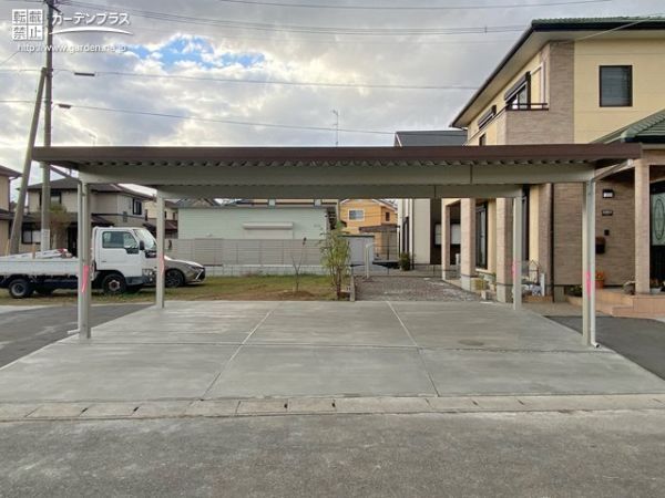 フラットな屋根が特徴の3台用カーポートを設置。耐風性能と耐積雪性能を備えており、お車を頼もしく守ってくれます。