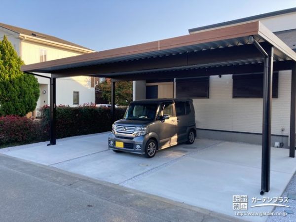お車3台用のカーポートを設置。できるだけ屋根を建物に近づけ、お車を降りてから玄関まで雨に濡れないように配慮しました。