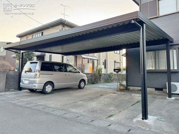 駐車スペースにカーポートを設置。長く製品をご利用いただけるよう防錆タイトフレームを採用しました。