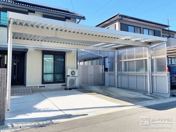 駐車スペースにスチール折板屋根のカーポートを設置。大切な愛車をしっかりと守ってくれます。