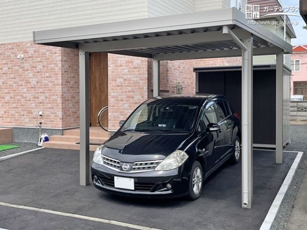 150cmの積雪に対応できるスチール折板塀屋根のカーポートを設置。どっしりとした安定感が出ました。