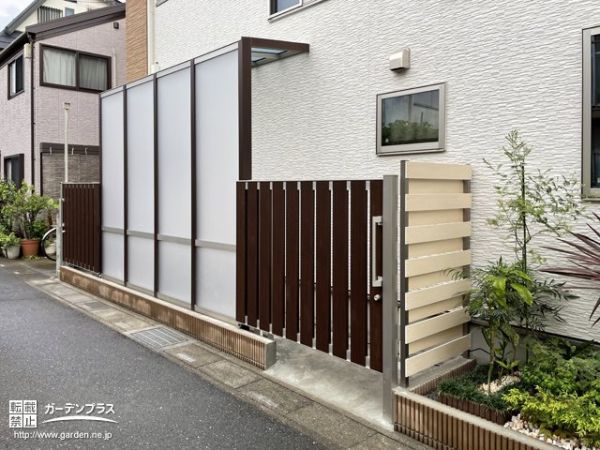スライド式の門扉を設置。片手で簡単に開閉ができるようになり便利です。