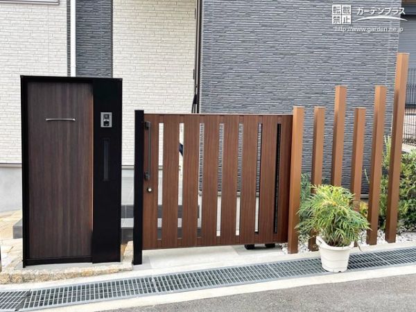 木目調デザインが美しい門扉を設置。セキュリティ性も高まりました。