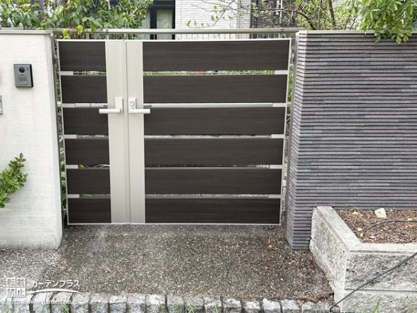 横スリットの門扉を設置。親子開きタイプなので、大きい荷物などを運ぶ際に便利です。