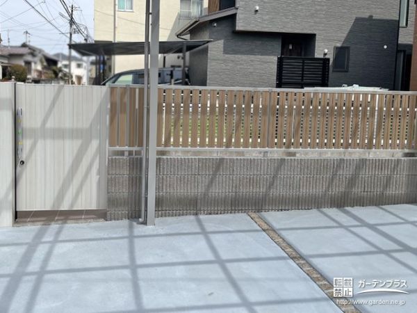 門柱と同じシリーズの門扉を設置。統一感があり、ナチュラルで優しい雰囲気に仕上がっています。