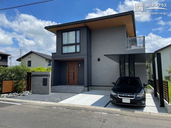 直線的なお住まいに馴染むブラックカラーのカーポートSC