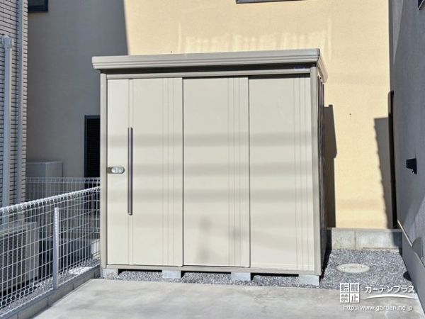 お庭の一画に物置を設置。屋外の収納スペースが増えることで、敷地を広く使えるようになります。