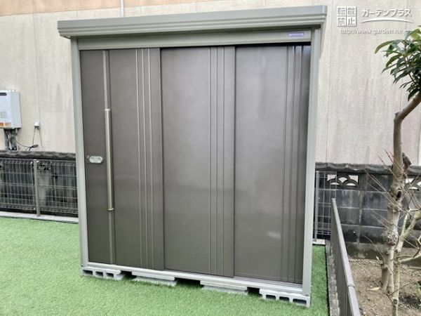 お庭に収納スペースを増やせる物置を設置。オフシーズン中のタイヤやお掃除道具、お子様のおもちゃなどもすっきり片づけることができて便利です。