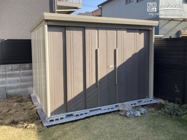 お庭に大容量の物置を設置。両開きタイプで、掃除道具だけでなくガーデニング用品やお子様の遊具など様々なものを収納できます。