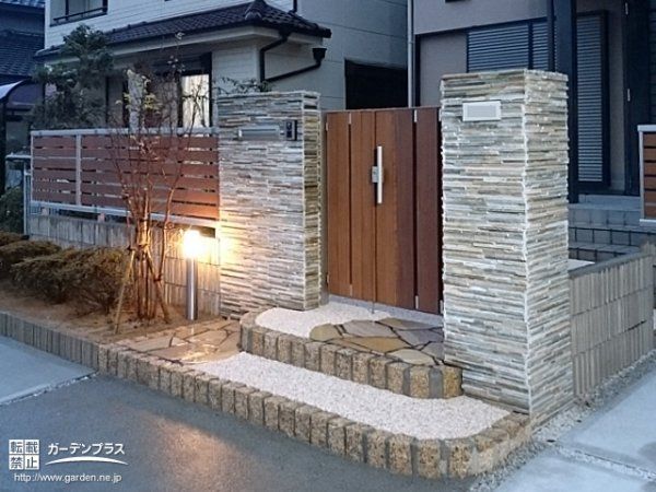 門柱に「ノヴェルプレート」を施工。アプローチに高級感を添えてくれています。