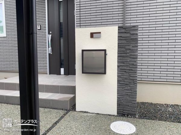 門柱に自然石を使用した貼材を使用しツートンカラーに仕上げました。メリハリのあるデザインに仕上がっています。