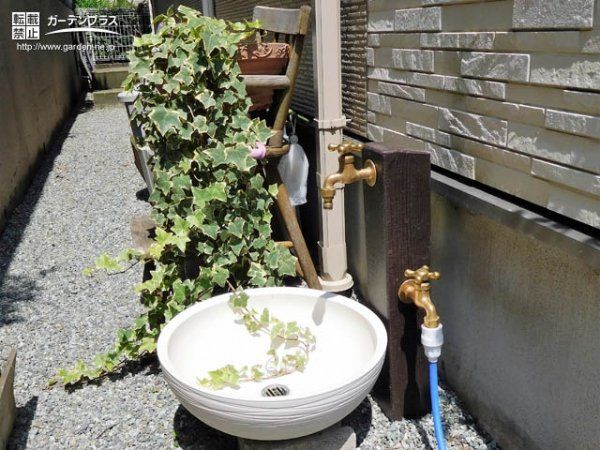 古木の質感を表現した立水栓にゴールドの蛇口を組合わせ、こだわりのデザインに仕上げました。