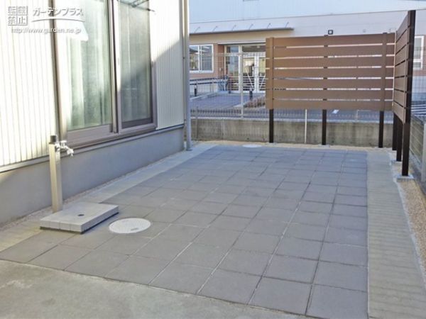 明るいお庭空間に馴染む優しい古木の風合いを再現した立水栓を施工しました。