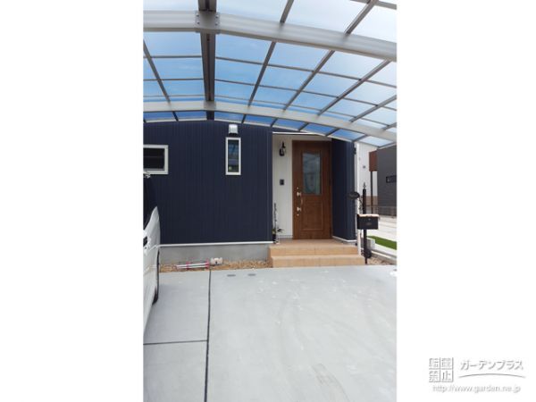 クラシカルなデザインが特徴の「コパリッドポスト」を施工。ロートアイアン調を思わせる高級感と装飾美がお住まいの品格を高めてくれます。