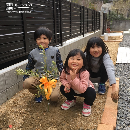 植樹後のオリーブとの記念写真