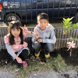 植樹後の温州ミカンとの記念写真