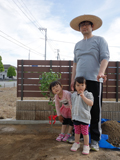 山梨県南巨摩郡富士川町ミモザとライラックの植樹風景