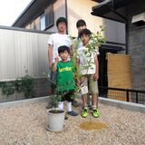 三重県名張市ジューンベリーとオリーブの植樹風景