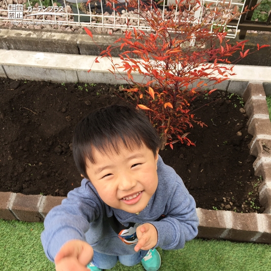 植樹後のナンテンとの記念写真