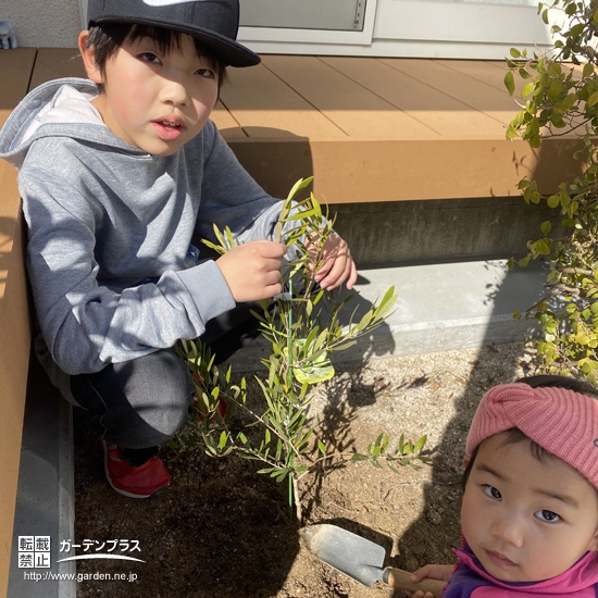 植樹後の記念樹との記念写真②