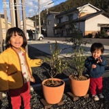 記念樹との記念写真