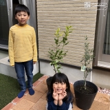 植樹後の記念樹とのお写真