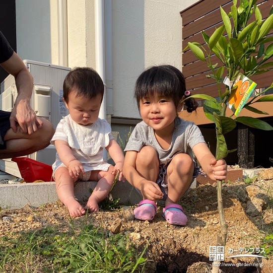 温州ミカンの木と記念撮影