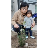 植樹したシマトネリコと記念撮影