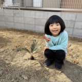 植樹後のソテツとの記念写真