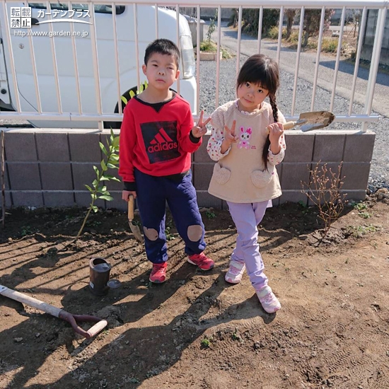 記念樹植樹後の記念写真