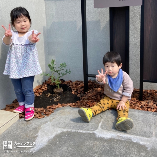 植樹後のミモザとの記念写真