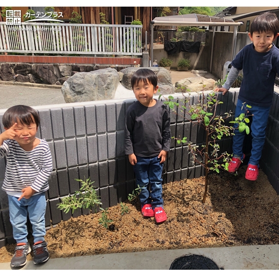 植樹後の記念写真②