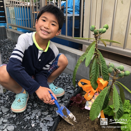 植樹したビワと記念撮影