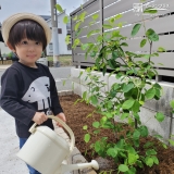 植樹したジューンベリーと記念撮影