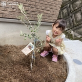 植樹したオリーブと記念撮影①