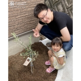 植樹したオリーブと記念撮影②