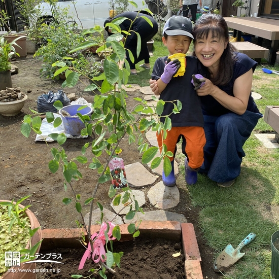 植栽したジューンベリーと記念撮影