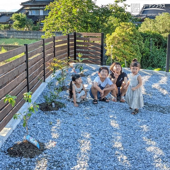 植樹した記念樹と記念撮影