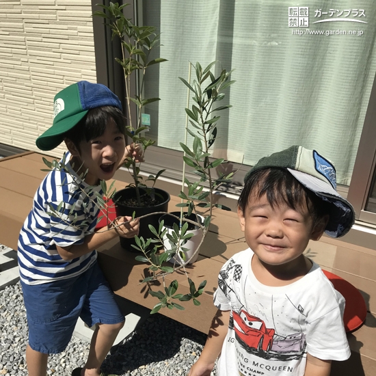 届いた記念樹と記念撮影②