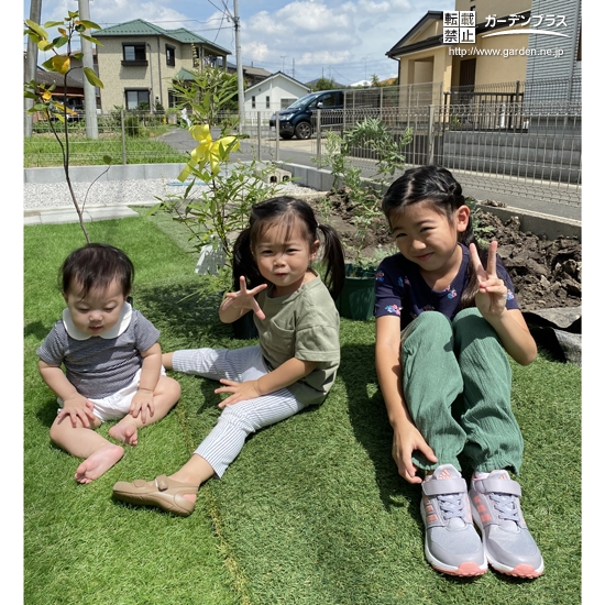 届いたジューンベリーとミモザ、セイヨウニンジンボクの苗との記念撮影