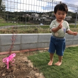 植樹したもみじ（カエデ）と記念撮影