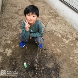 植樹したハナミズキと一緒に記念撮影