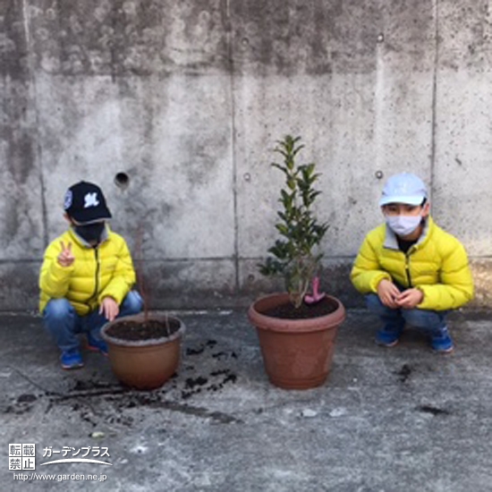 植樹したシンボルツリーと一緒に記念撮影