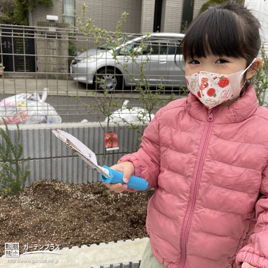 植樹したハナミズキと記念撮影