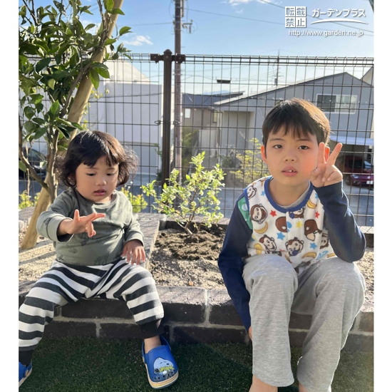 植樹後のブルーベリーと記念撮影