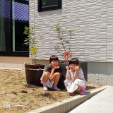 記念樹と記念撮影の様子②