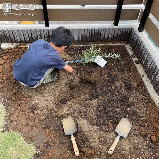 植樹後の記念樹と記念撮影②